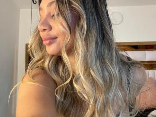 SophieLombardo - Live sex cam - 18965622