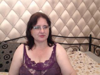 SexySandie - Cam porno avec une Camgirl mature avec des beaux nichons sur le site Xlovemature 