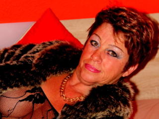 Bettina - Web cam xXx with a chocolate like hair Sexy mother 