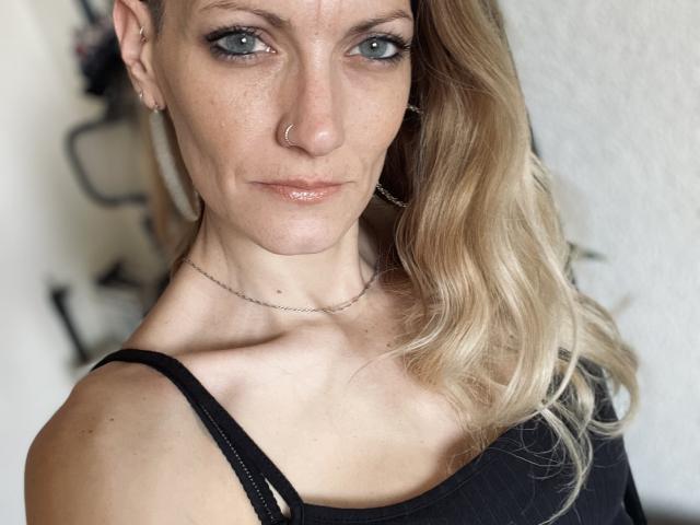 DaneeSoHot - Sexe cam en vivo - 25151117