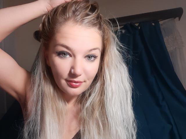 AlmaDeAngel69 - Live Sex Cam - 26681497