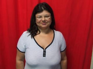 SweetKarinaX - Live chat sex avec cette MILF épilée sur le service XLovematures 