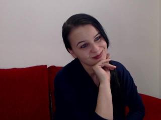 YourOnlyQueen - Live chat x avec une éclatante femme hot épilée sur la plateforme Xlove 