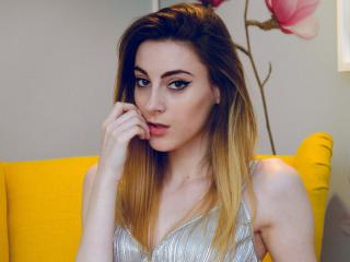 KendallKitten - Webcam live porn with a shaved vagina Young and sexy lady 
