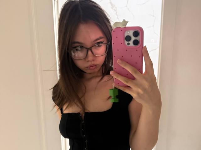 EmelineLattig - Live porn &amp; sex cam - 30901223