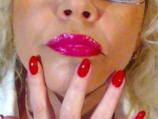 BlondeHouseWife - Cam sex avec une MILF aux cheveux dorés sur Xlovemature 