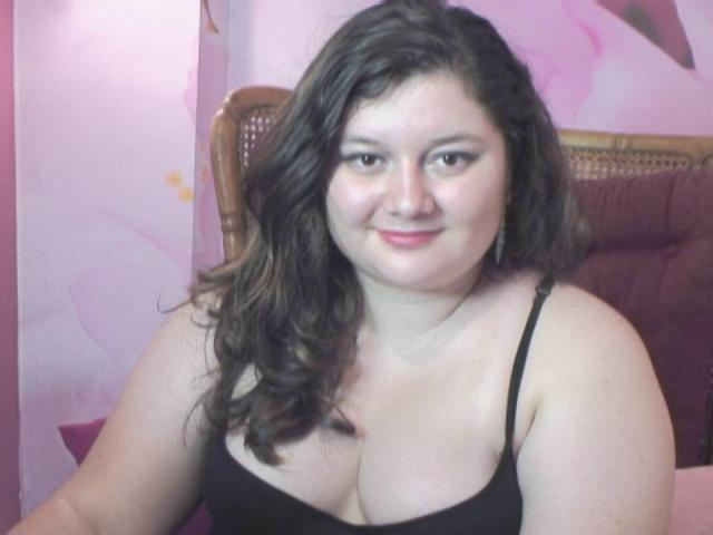DiamondDy - Webcam live xXx avec cette Resplendissante jeune demoiselle hot bien en chair sur le service XLove.com 