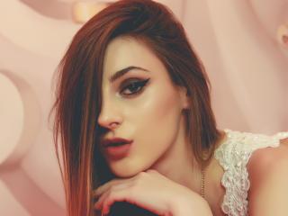 KendallKitten - Show excitant avec une Merveilleuse jeune jeune model hot avec le sexe totalement épilé sur Xlove 