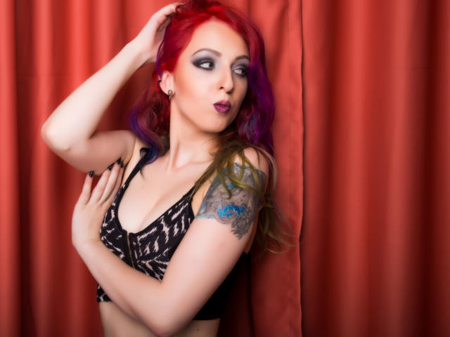 ZoeyLawton - Webcam porn avec cette étonnante maîtresse bien roulée adepte de fitness sur le site Xlove 