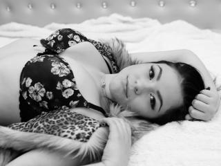 CaitllynIvy - Webcam live porn avec cette Superbe jeune model très sexy rasée sur la plateforme Xlove 