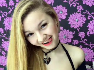 CecileU - Webcam en direct avec une Divine demoiselle sexy avec des cheveux blonds naturels sur la plateforme XLove.com 