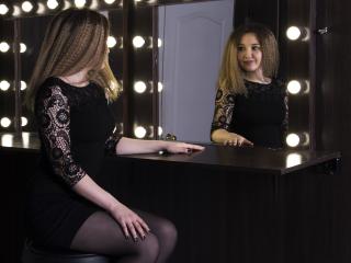 MillaCharming - Web cam nude with a Young lady with regular tits 