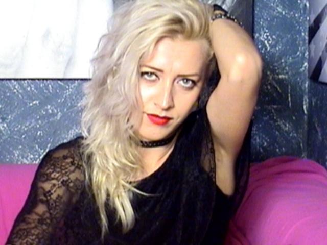 RebeccaB - Web cam xXx avec une Séduisante bombe très sexy avec des cheveux blonds naturels sur le site Xlove 