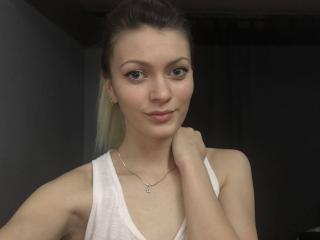 BlossomPussy - Live chat hot avec cette Sacrée jeune canon au décolleté idéal sur le service Xlove 