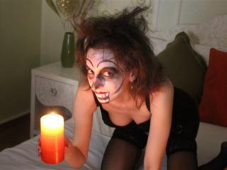 DivineEvelyn - Webcam porn with this European Horny lady 