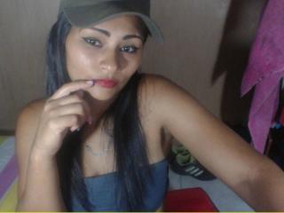 HornySayra - Webcam live x avec une Magnifique jeune bombe très sexy latinas  