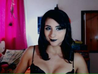LeslieRose - Web cam excitant avec une Séduisante jeune camgirl très sexy à la crinière noire sur le site Xlove 