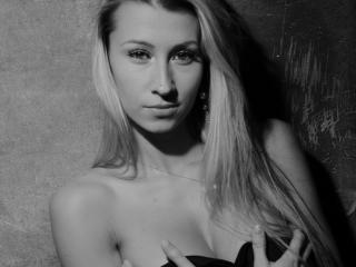 LovellyAngel - Live chat excitant avec cette Belle jeune femme sexy blanche sur le service Xlove 