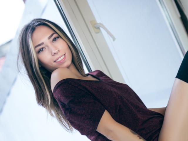 PoxyVibe - Cam hard avec une Superbe jeune beauté sans grosse poitrine sur le site Xlove 