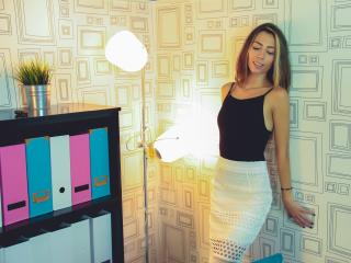 PoxyVibe - Cam porn avec cette Chaude demoiselle hot brune sur la plateforme Xlove 