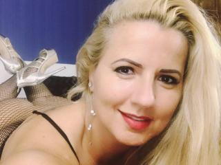 SusieGold - Live cam hard with a White Gorgeous lady 