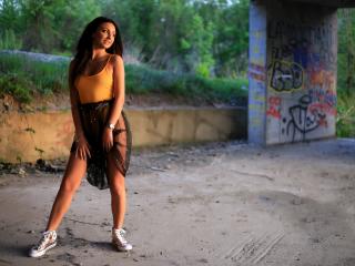 BelleGlorya - Live chat hot with a charcoal hair 18+ teen woman 
