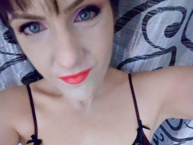 BelleRossy - Chat live sexy with this charcoal hair Hot babe 