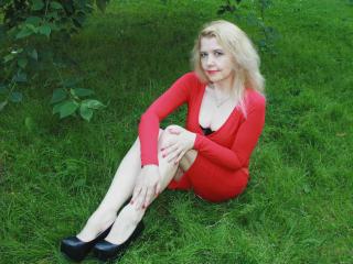 AmeliaBlanc - Chat cam excitant avec cette Femmes aux cheveux dorés sur XLove.com 