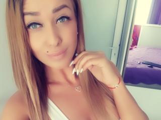 AmaSun - Webcam sexy avec cette Splendide femme très sexy rasée sur la plateforme Xlove 