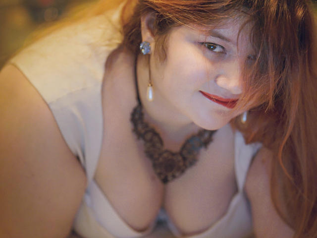 DiamondDy - Webcam live x with a large chested 18+ teen woman 