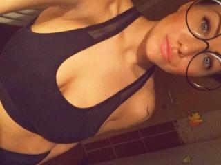 NoaLove - Webcam xXx avec une Resplendissante jeune fille hot au décolleté idéal sur la plateforme XLove.com 