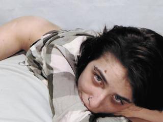 HerbaAlice - Live cam hot with this well built Girl 