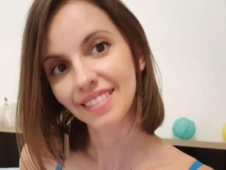 MissJoliSourire - Cam sex avec cette Divine femme hot au sexe complètement rasé sur le service Xlove 