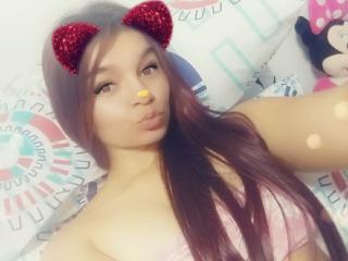 LorenHotAss - Live cam sexe avec une Très belle camgirl très sexy au sexe totalement tondu sur la plateforme Xlove 