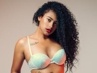 Sexy profile pic of AlaiaSachs