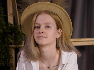 Sexy pic of CarlottaRenzelman