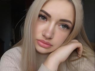 MikkiShowsLive Webcam
