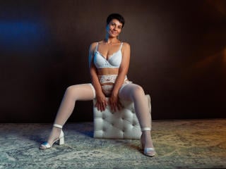 Spettacolo di sesso in cam 1 su 1 con OneHotPenellope su cam