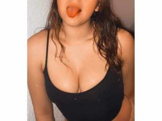PeachWomanLive Webcam
