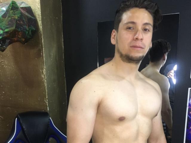 CornelioHot - Live sex cam - 10617667