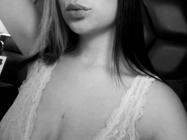 ZoeThompson - Live Sex Cam - 10743179