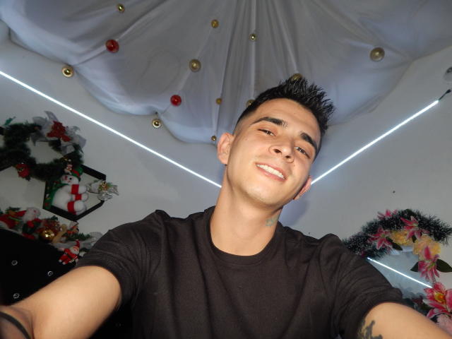 LatinAndres - Live sex cam - 12326932