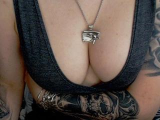 Cam porno with InkedBabeKitty, a hot body amber hair unshaven ...