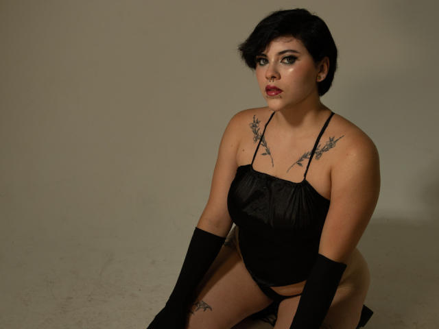 MissCharlottte - Live Sex Cam - 13300328