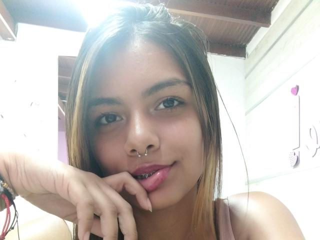 EmilyRobeerts - Live sex cam - 15298950