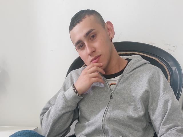 CamiloArangoo - Live sex cam - 15375618