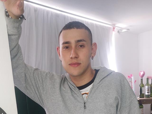 CamiloArangoo - Live sex cam - 15375622