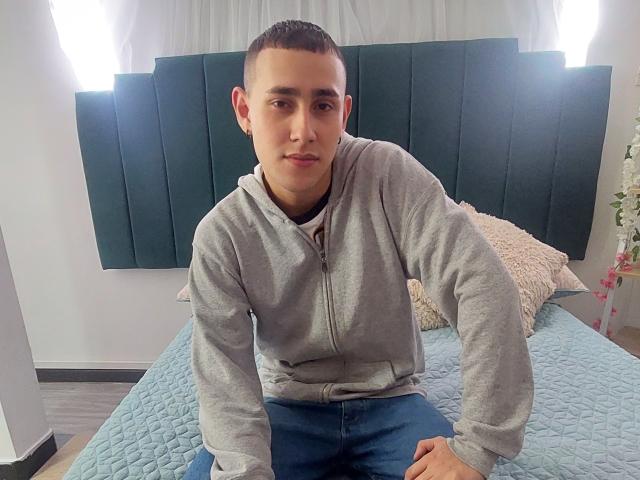 CamiloArangoo - Live sex cam - 15375634