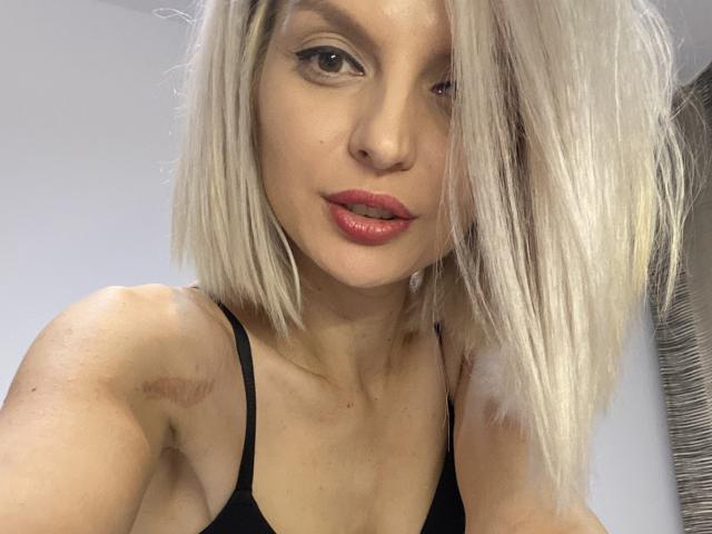 DouceAmelia - Élő pornó és szexkamera - 15505182