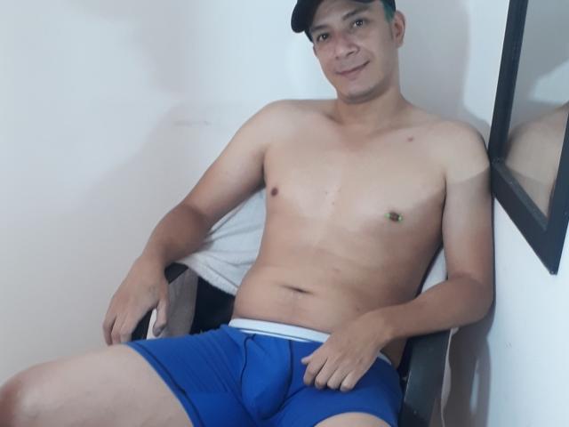 AntonyRousseI - Live sex cam - 15979522